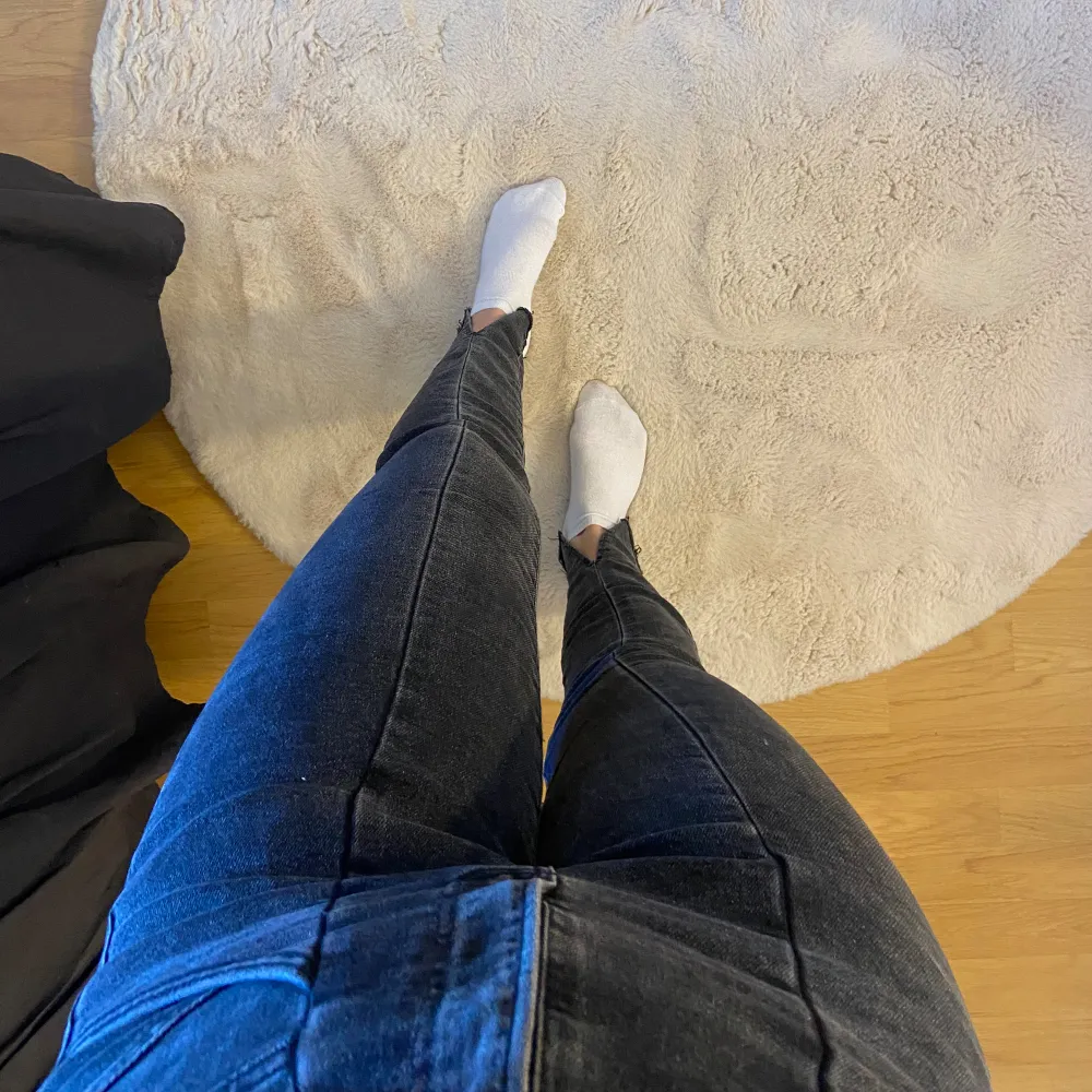 Gråa högmidjade jeans från Stradivarius i storlek 34. Slits längst ner på benen och sitter jätteskönt. Modellen ”mom slim”. Jag är 160cm som referens till längden! . Jeans & Byxor.