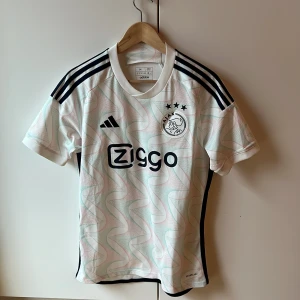 Adidas x ajax amsterdam - Tröja från adidas x ajax i storlek M. eftertraktad tröja💣  [ OBS, köper du fler varor bjuder jag på frakten🤌🏻]