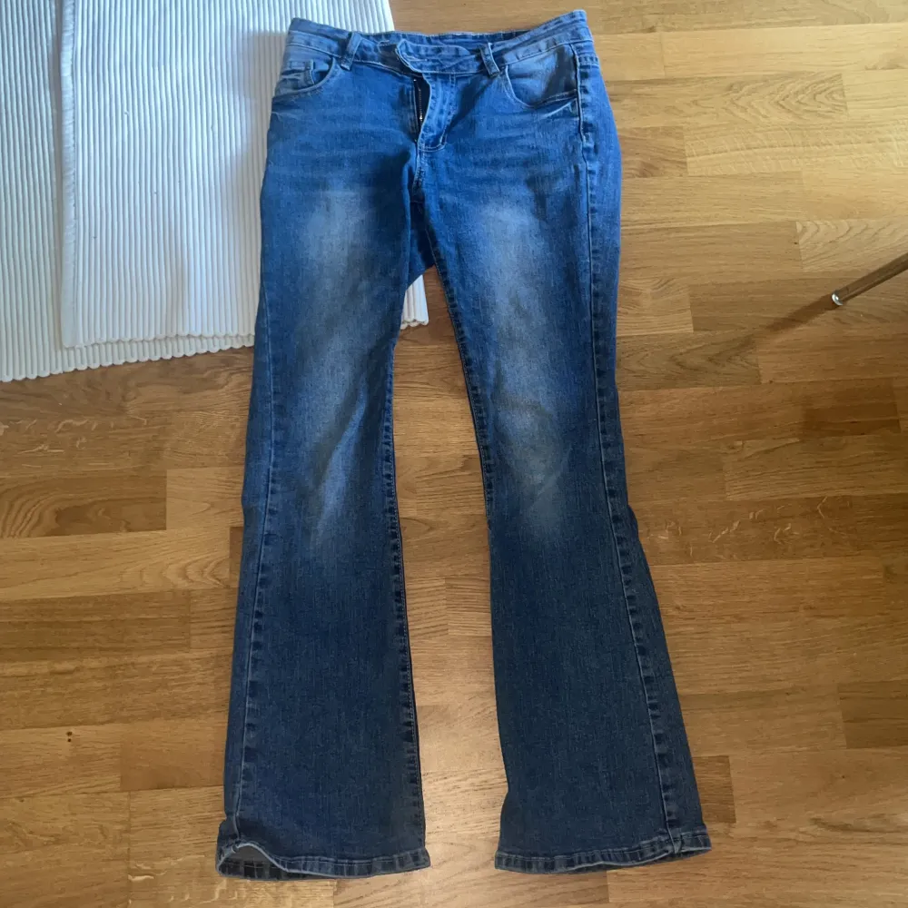  Ett par mörkblåa boot cut Jeans som jag inte har någon användning av längre har ett litet litet hål i bakfickan det syns knappt är jättesnygga och tyvärr så för mig hoppas ni blir intresserade och vill köpa💕💕 . Jeans & Byxor.