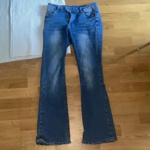  Ett par mörkblåa boot cut Jeans som jag inte har någon användning av längre har ett litet litet hål i bakfickan det syns knappt är jättesnygga och tyvärr så för mig hoppas ni blir intresserade och vill köpa💕💕 