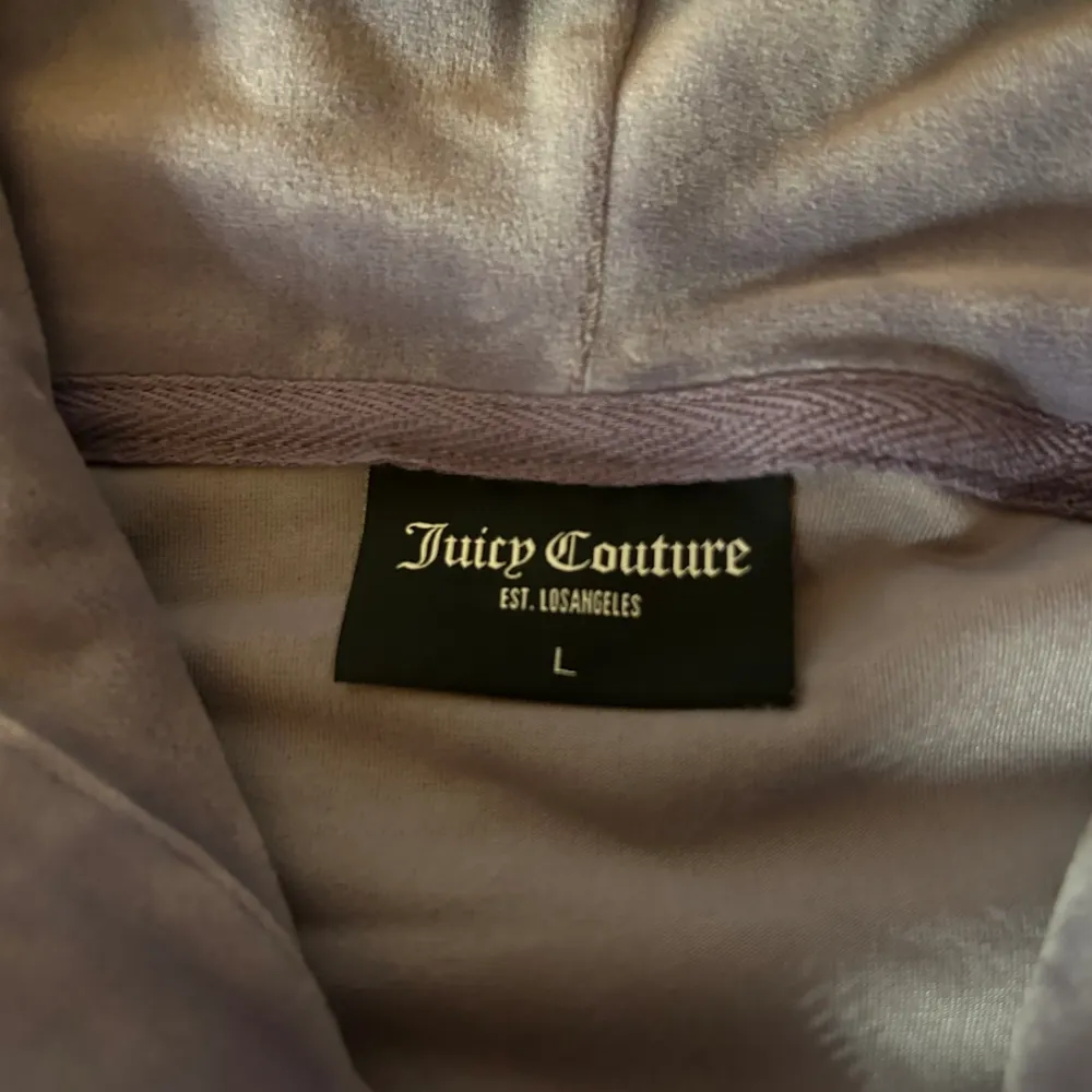 Säljer nu min Juciy couture tröja för den var fel storlek. Ordpris 1300, mitt pris 590kr. Använd fåtals gånger. Vid mer frågor kom dm 😁. Tröjor & Koftor.