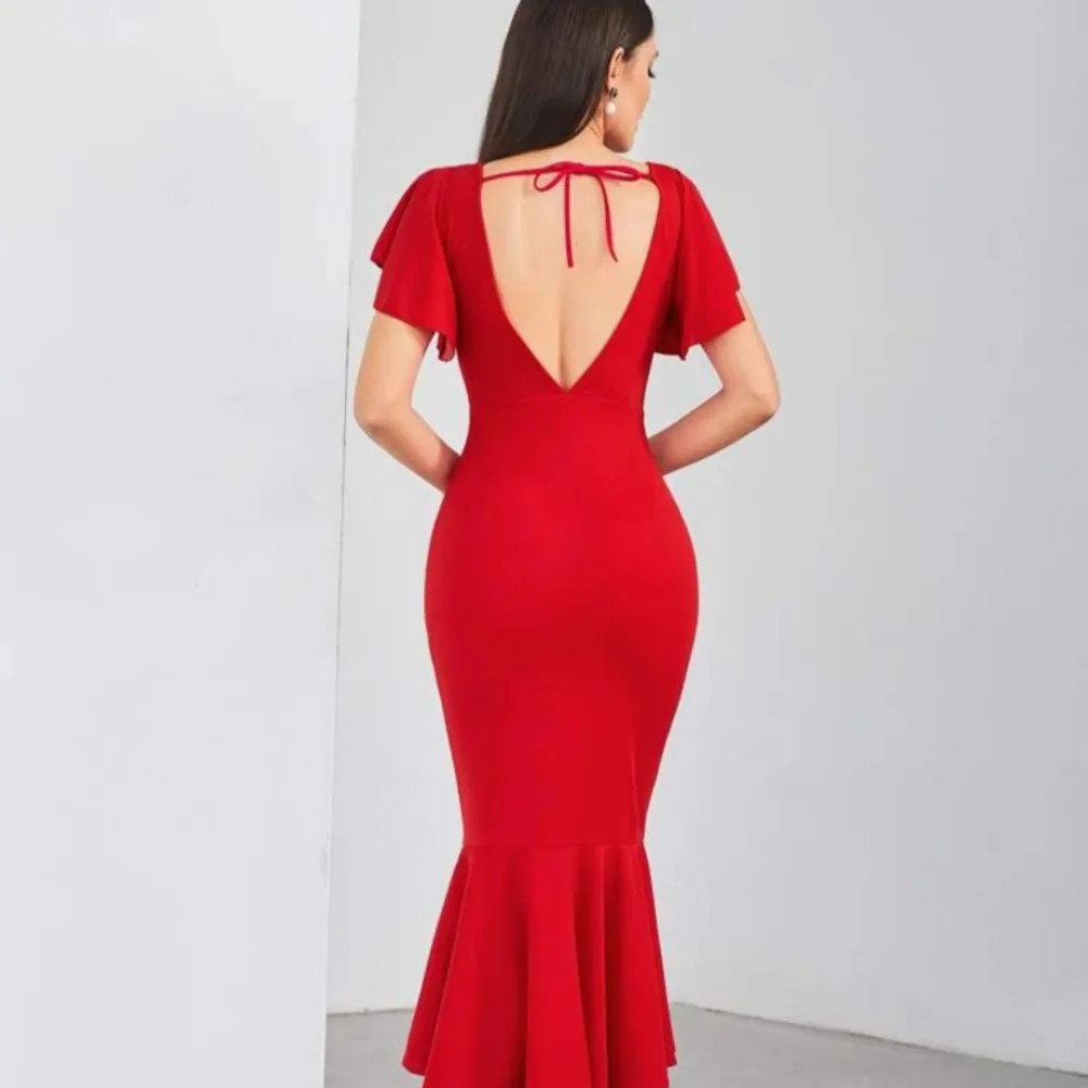 Väldigt fin röd fest klänning från shein. Endast använd en gång och är i fortfarande i ny skick. Har en öppen rygg💗. Klänningar.