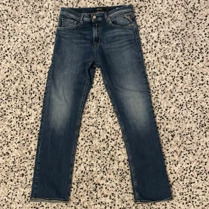 Replay Jeans - Trendiga jeans från replay i storlek 16A (166 cm), passar XS möjligen S. Skick: 9/10, knappt några tecken på användning. Hör av dig vid funderingar eller fler bilder. Pris kan diskuteras vid snabb affär. 