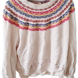 Indiska  - En stickad & mjuk tröja ifrån Indiska i storlek M men är lite oversized för mig som brukar ha XS/S ❣️ Använd 2 gånger ungefär, finns en liten fläck på ena ärmen men som kanske går bort i tvätten🩷