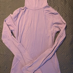 Ljuslila topp med högre krage! 💖💖 - Säljer denna då den aldrig kommit till användning. Därav det låga priset. Inga fel helt nyskick. 