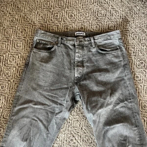 Hope Jeans - Hope Jeans i populära modellen Rush. Passar personer med mindre storlekar beroende på hur man vill ha passformen. Inga fläckar eller slitningar. 