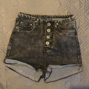 Snygga svarta sommarshorts med knappar framme. Inga tecken på användning. Säljs pga liten storlek - xxs, därav det låga priset. 🙏🏼 Skitsnygga t en längre tshirt eller blus! 🫶🏼