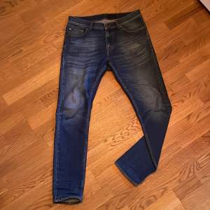 Säger mina Tiger of Sweden jeans då de inte kommer till användning längre. Storlek: 31/32 Skick: 8/10 Passar på mig som är 181cm lång o väger ca 66kg. 