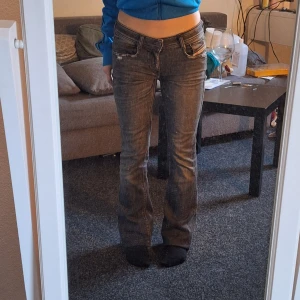 Diesel jeans - Mörk gråa låga och utsvängda jeans från diesel utan defterkter. De är köpta secondhand. Priset är inte förhandlingsbart. Midjemått raktöver: ca 38cm Innerbenslängd: 85cm Skriv vid frågor💕