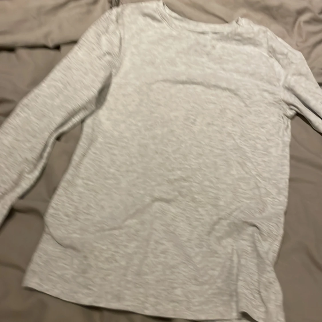 Ljus grå tröja 