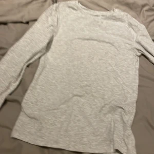 Ljus grå tröja  - Väldigt fin, ny utan prislapp köpte fel storlek säljer billigare💕skriv privat om ni har frågor❤️🙏🏻
