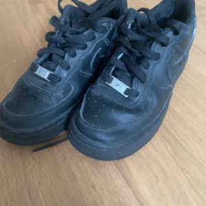 Nike Air Force 1 Black - Hej jag säljer nu mina Nike Air Force 1 Black, de är storlek 36. De är inte så använda och väldigt bra skick. Hör av er vid frågor. 