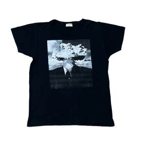 Saint Laurant ”Bombhead” T-shirt - Riktigt fet Saint laurant bombhead tisha. Självklart äkta:) Bra skick.  Pris kan diskuteras vid snabb affär.