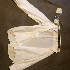 Burberry Skjorta - Säljer denna sjukt snygga Burberry skjorta då jag vill köpa nåt annat, kvitto finns från collage Nk i stockholm, storlek  Xl men passar L, tveka inte med frågor!