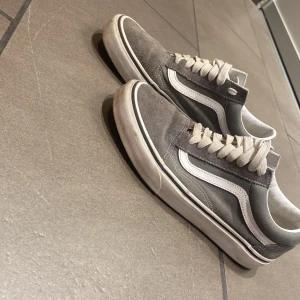 Vans skor  - Gråa vans skor som är i bra skick, skosnörena är inte helt vita men går bara att köpa ny för billigt.