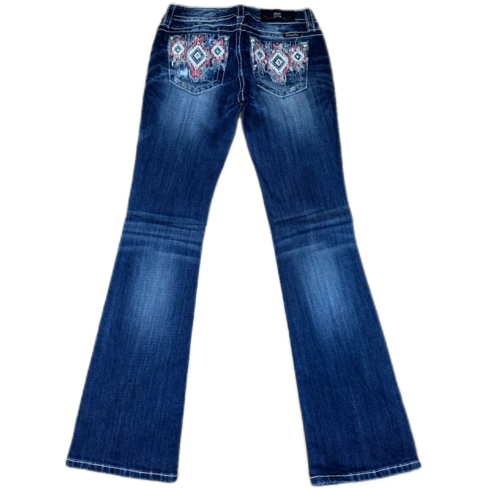 Miss Me jeans i modellen ”signature/boot” midjemåttet rakt över är 38cm. Ytterbenet 104cm och innerbenet 84cm. Jeansen är som helt nya. Kontakta vid intresse!. Jeans & Byxor.