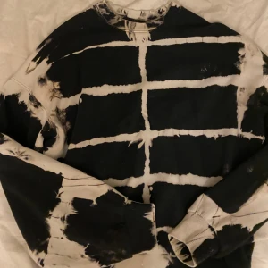 Tie dye sweatshirt  - Sjukt cool tie dye sweatshirt från Weekday! Används inte men jätte bra skick.🐚