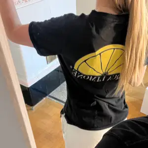 Säljer denna T-shirt från Acqua Limone i storlek S på grund av att jag inte använt den. Skick 7/10 