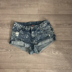 Lågmidjade jeansshorts  - Säljer dessa lågmidjade jeansshorts från H&M då den e för små🤍