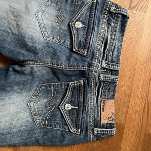 Jeans - Fett snygga lowwaisted bootcut jeans som e för små på mig🥲