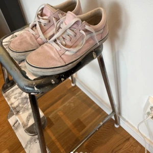 Tygskor - Använda men i bra skicka någon enstaka fläck men går att skrubba bort, vid snabb affär står jag för frakten