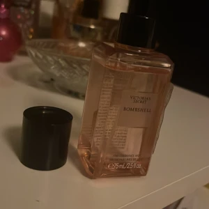 Victoria Secret Bombshell  - Nytt skick knappast använd. Doftar väldigt gott. 75ml så alltså en mindre version.