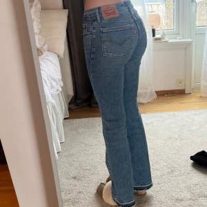Low waist Levis jeans i nyskick ( jag är 174cm)