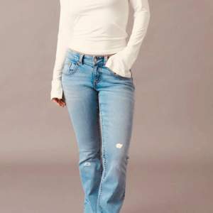 Så snygga jeans som tyvärr har blivit för små för mig💕De är en gammal modell med två hål och är i bra skick! Köpta för 399