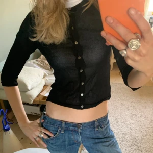 Lätt genomskinlig kofta - Super slt tunn och lätt genomskinlig kofta! Går att ha utan tröja också men den är lite genomskinlig som sagt ❤️från humana