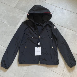 Moncler Windbreaker  - Helt ny oanvänd moncler windbreaker🙂 Storlek 1 (Small) NFC scan funkar både på armen och i jackan😁 Fraktas med Moncler påse! Skriv vid fler frågor!