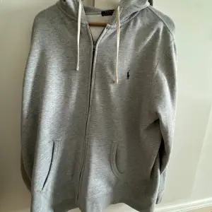 Säljer denna gråa Ralph lauren hoodien  - skick 9/10 - 192 lång / 94 kilo  Nypris runt 1400 kr  