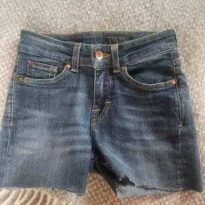 jeansshorts från tigerofsweden i storlek xs-s. säljer pga att de ej kommer till användning. nypris: 400kr säljer för: 100kr