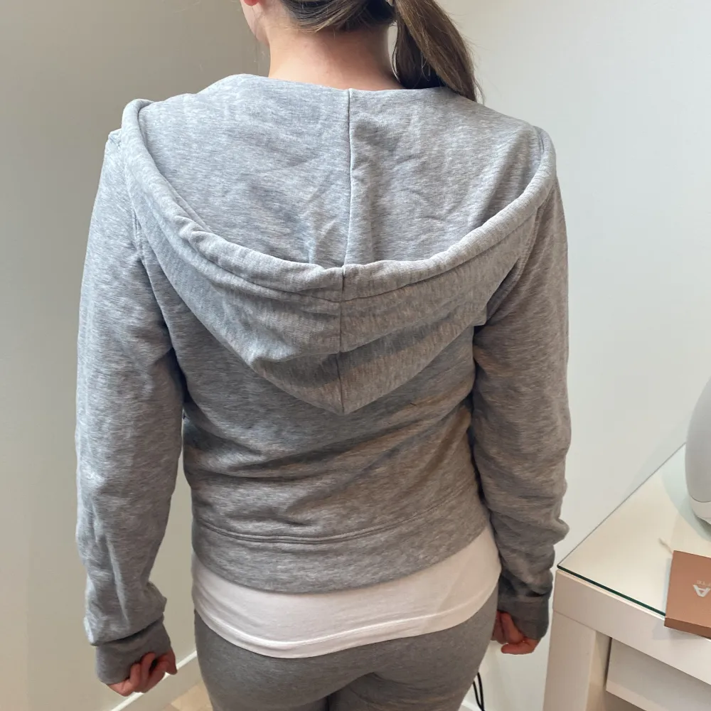 En grå zip-up tröja från H&M Bra kvalitet och väldigt skön . Tröjor & Koftor.