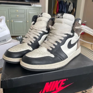 Jordan 1 Mocha - Ett par aj1 mocha i fint skick. Dma om du har funderingar. Priset är ej hugget i sten
