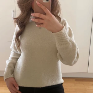 Stickad tröja  - Säljer denna jätte fina vit/becha mjuka tröjan från Gina tricot. Använt fåtal gånger men i jätte fint skick💗 Storlek S men passar även M💗