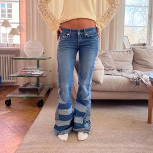 Så brutalt coola och unika jeans! MIDJEMÅTT: 80CM  INNERBENSLÄNGDEN:80cm