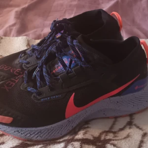 Nike Gortex trainers, sneakers - Jättesköna skor med en bra dämpande sula. Skorna är endast använda två gånger. Jag var sedan tvungen stt inse att de var för små för mig.  Det står storlek 40, men skulle säga att de passar en som har stl 39.