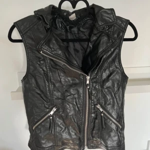 Väst - ”Sk*nn”väst.  Storlek 34  Lite avskavd i nacken och skrynklig efter att ha legat i en låda 