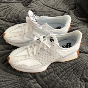 New Balance 327 - Helt nya och oanvända New Balance 327! Storlek 40,5 🫶🏼 Nypris 1400kr