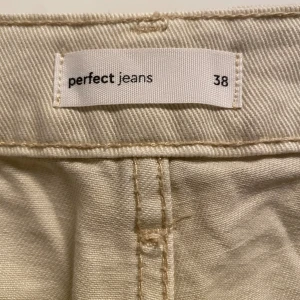 Cargo byxa  - Säljer mina cargo byxor/jeans från Gina tricot🌷 super fina men har endast använt 1 gång! Inköpta för ungefär 300-400kr!  Säljer för 150kr +frakt 🌷 Storlek 38