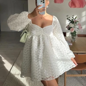 Klänning  - Säljer denna helt nya klänningen från NAKD i storlek 32. Prislappen är kvar💕