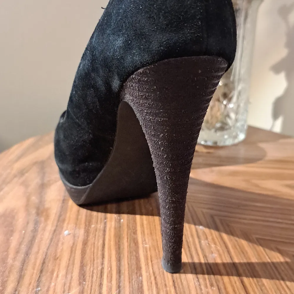 Svarta Steve Madden skor i mocka. Säljer därför att de är för små. En aning slitna men det syns inte särskilt mycket när man har dem på 👠🖤. Skriv för fler bilder!. Skor.