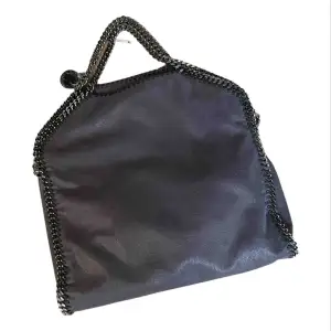 Jättefin Stella McCartney väska i unik färg! Inga defekter 💕Vill få såld så snabbt som möjligt därav väldigt billigt pris!!