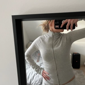 Lululemon dupe  - Jag säljer en jätte trendig sip hoodie  från Nelly som både kan användas till träning eller till vardags. Jag har ej använt den och lappen finns kvar på. Nypris är 349kr och eftersom jag aldrig använt den, lappen finns kvar så är priset lite dyrare. 