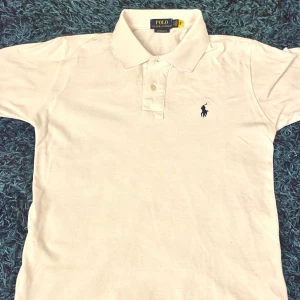 Ralph Lauren pike - Vit Ralph Lauren pike i storlek S. Precis som den andra i min profil så är denna också knappast använd. Skriv gärna frågor vid funderingar, priset är ej hugget i sten. Båda 2 för 700kr, den svarta och den vita piken i min profil.