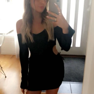 Svart klänning oh polly - Såå fin svart klänning från oh polly! Endast använd 1 gång! Så bra kvalitet och jätteskönt material 💓💓