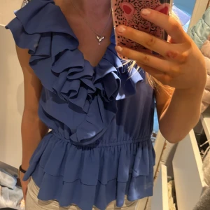 Volangblus hm  - Snyggaste blusen!!! Säljer då jag har 2🩷 Säljer även en i L/M!! (Som passar xs/s oxå!)🩷🩷🩷