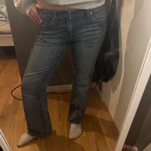 supersnygga jeans i ny skick som inte kmr till användning!❤️‍🔥(jag är 165cm)