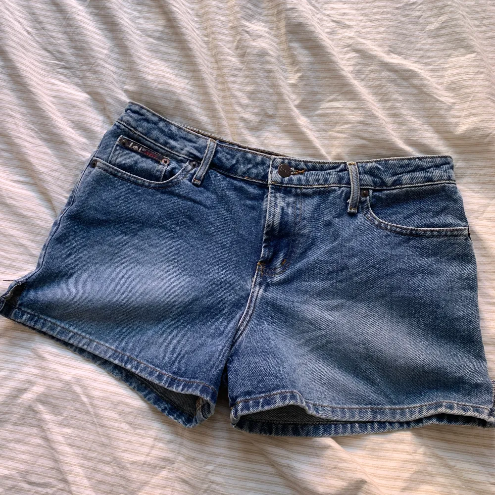 Lågmidjade jeans shorts med slitsar på sidan passar mig som brukar ha 36-38 vanligtsvis i jeans. Shorts.
