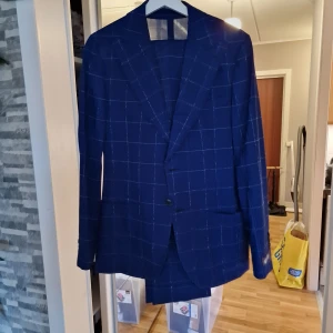 Kostym  - Säljer min grymt snygga kostym från Morris. Nypris 9500 men går inte att få tag i då det var en provkollektion. Vill du ha en snygg unik sommarkostym så är detta rätt för dig. Grymt tunn så perfekt även för sommarens varmare dagar.   Använd 2 gånger.